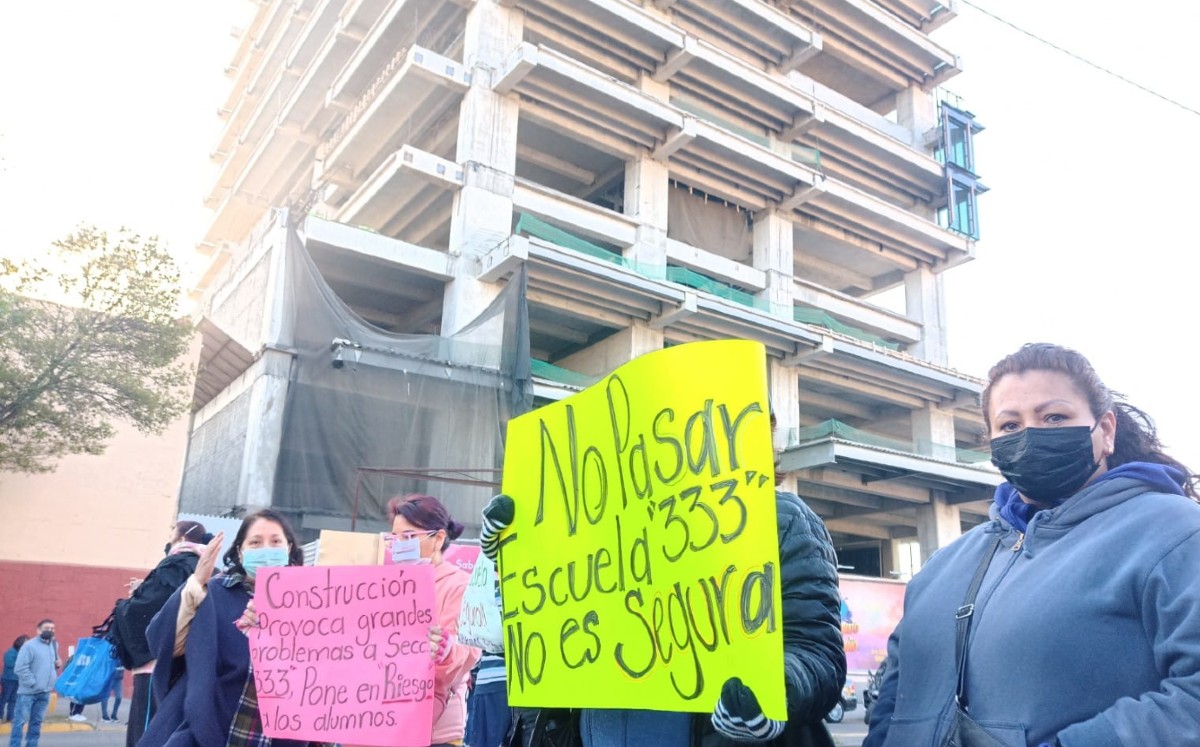 Padres de familia protestan ante construcción en riesgo para sus hijos