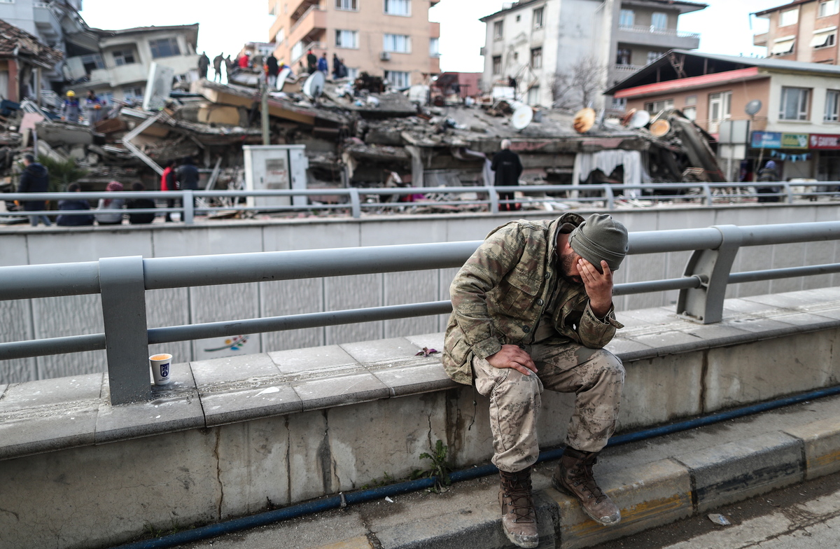 Soldado turco frente a un edificio derrumbado en Hatay, Turquía. (EFE)