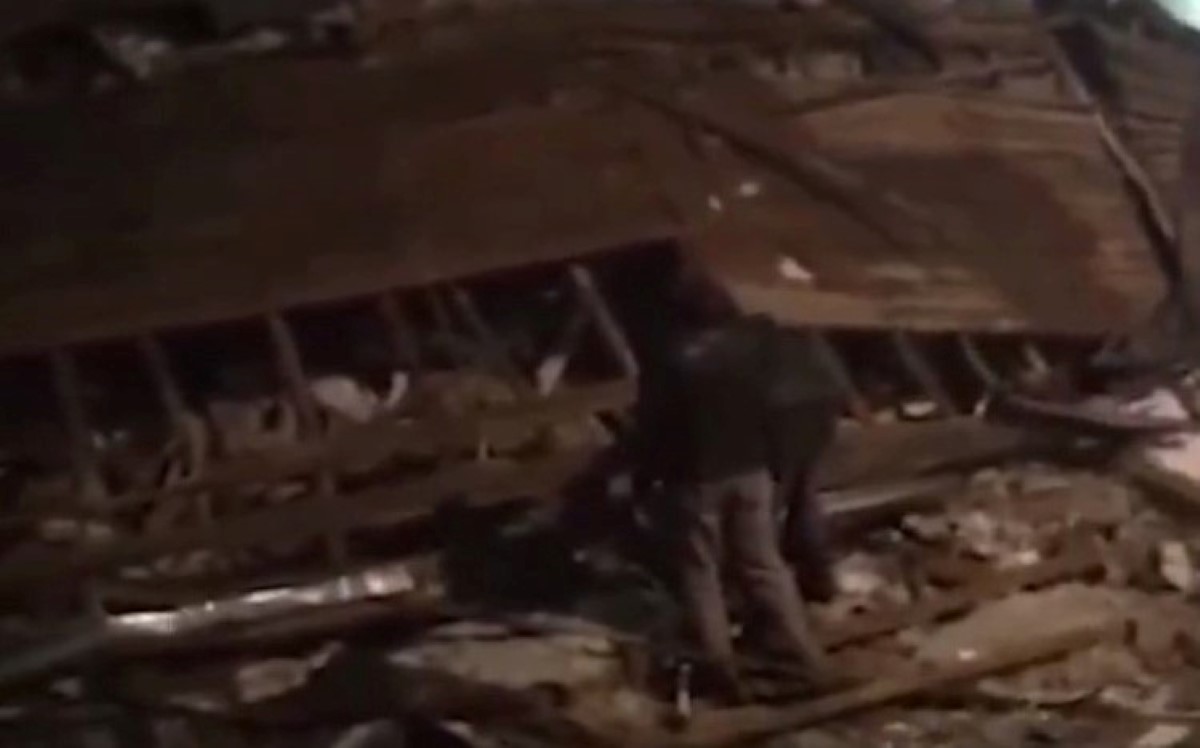 En el video, se ve al hombre gritar frente a los escombros donde aún buscan personas. | Twitter @MohdAhtishamAh1