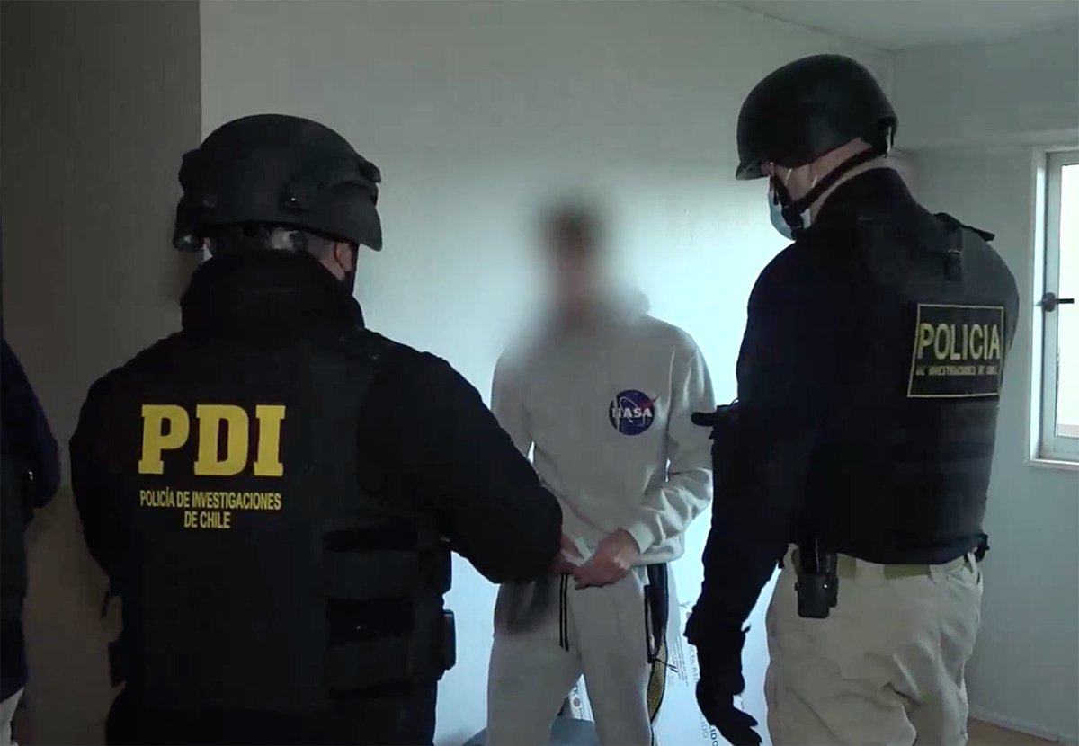 Fotografía cedida por la Policía de Investigaciones de Chile (PDI) de algunos de sus agentes mientras realizan un allanamiento. (EFE)