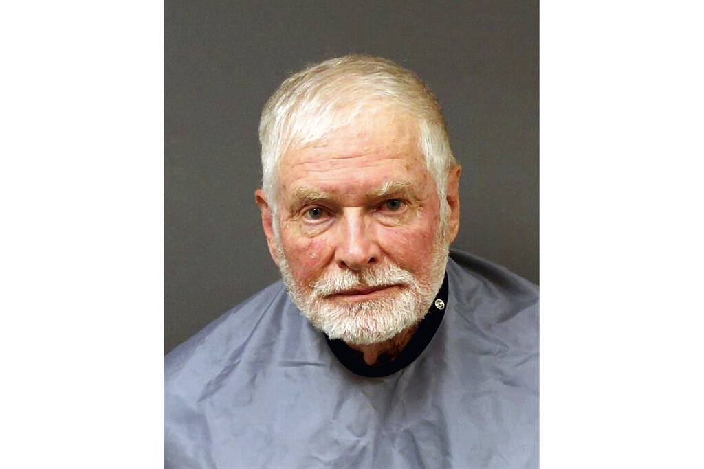 George Alan Kelly, de 73 años de edad, quien está detenido por la muerte de un hombre identificado como mexicano. (AP)