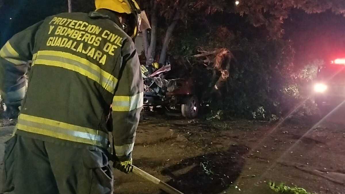 Así lucía el sitio del accidente vial en avenida Manuel Acuña de Guadalajara (Vicente Torres Alfaro)