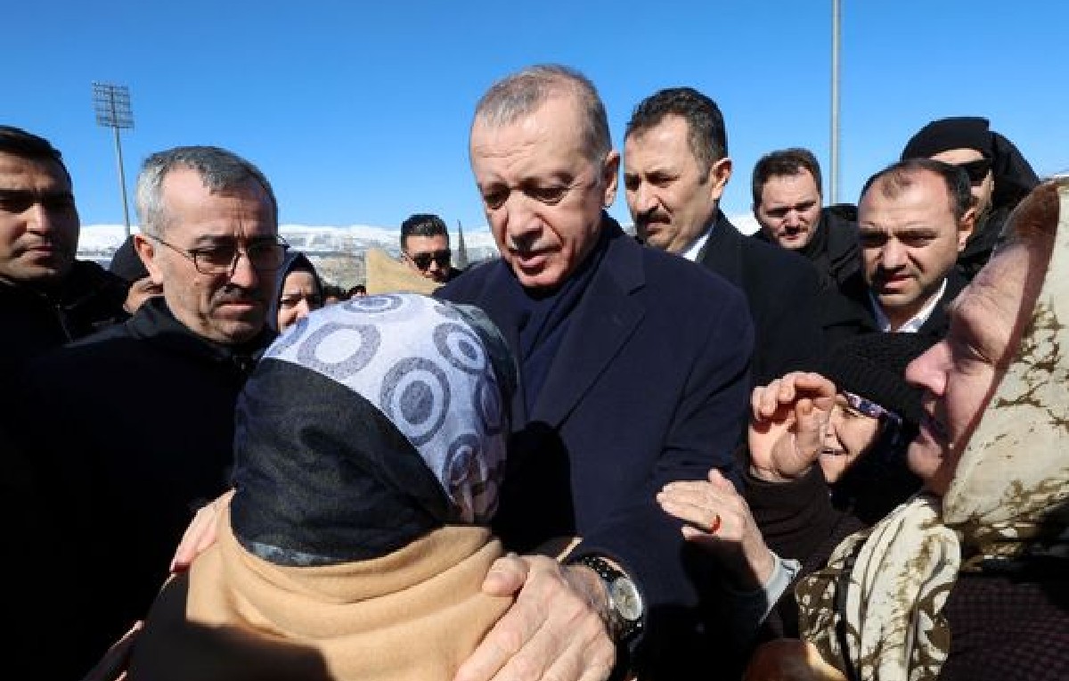 Presidente turco Erdogan junto a damnificados del sismo (Reuters)