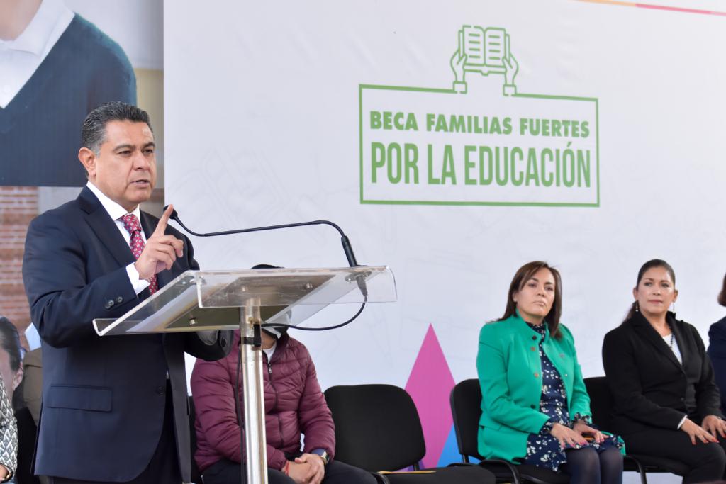 En la primaria y preparatoria beneficiadas se inauguraron canchas de futból y basquetbol. | Especial
