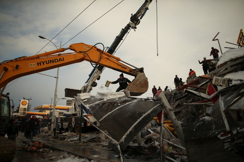 Rescatistas buscan sobrevivientes entre los escombros de un edificio colapsado en Malatya, Turquía. | AP