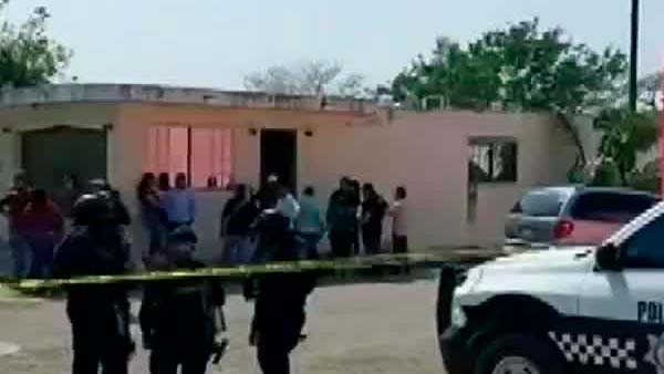 En Veracruz, hallan a mujer sin vida dentro de vivienda; su hija estuvo varios días con el cuerpo