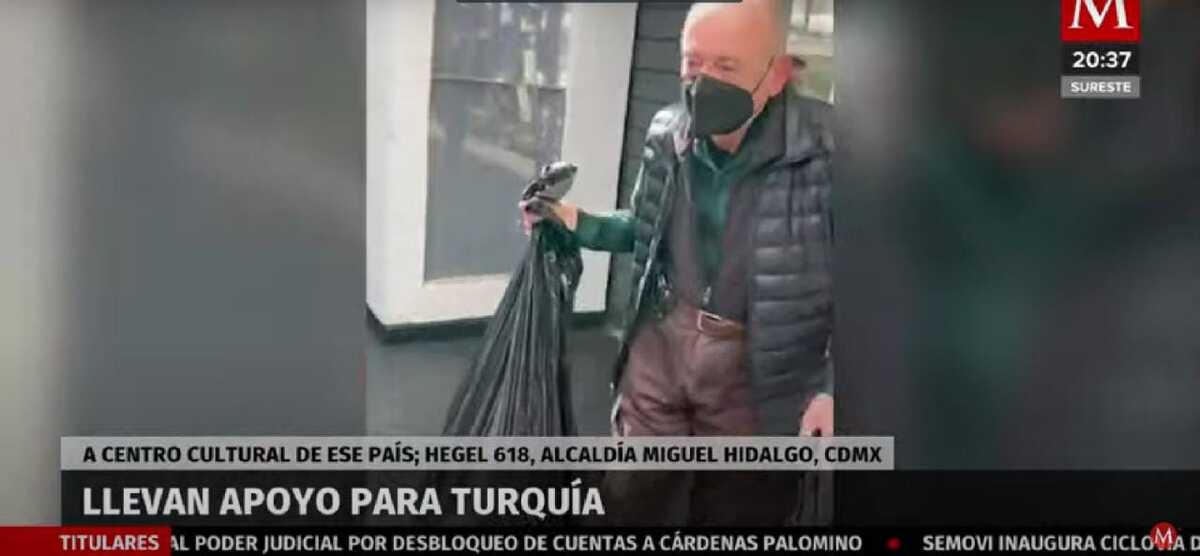 Abuelito acude a centro de acopio.