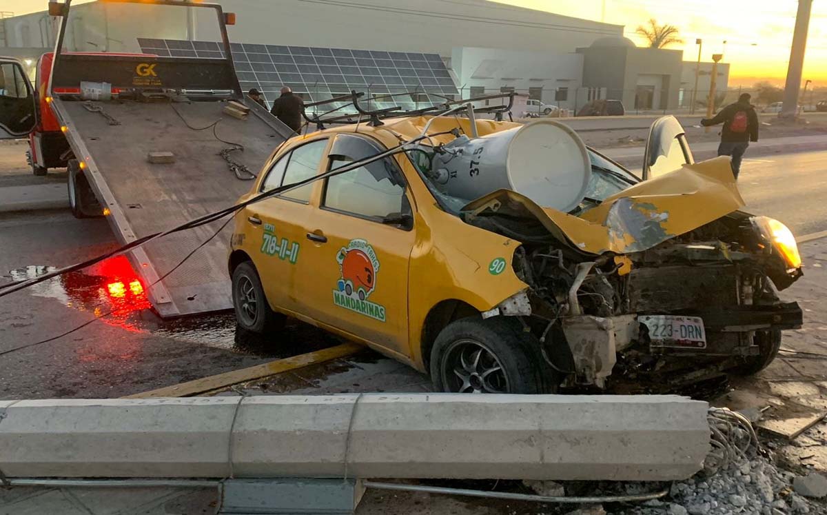 El conductor del taxi resultó sin lesiones. (Especial)