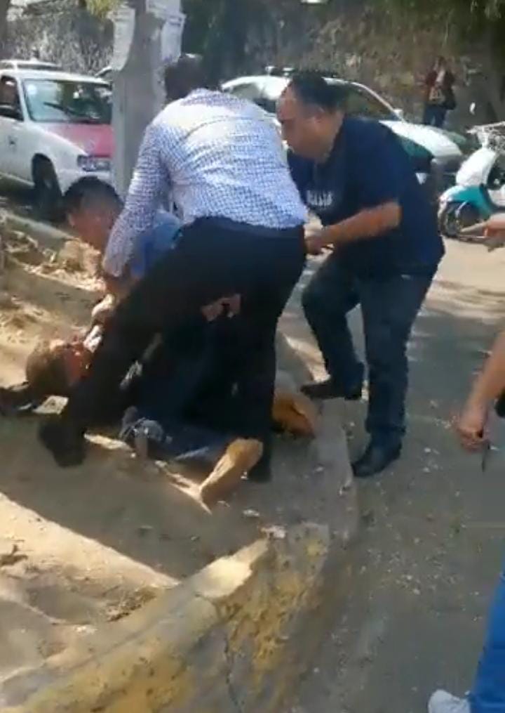 Hombre agrede a policía.