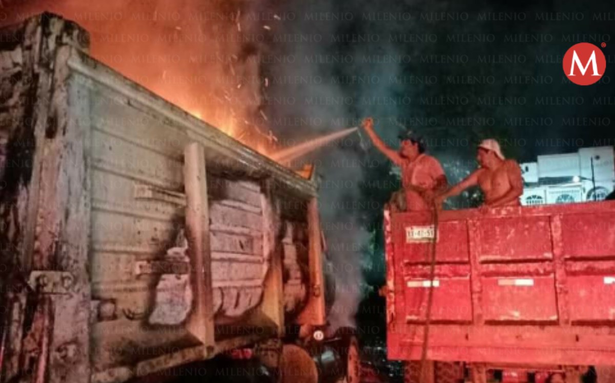 Se incendia camión lleno de carbón en Naranjos, Veracruz