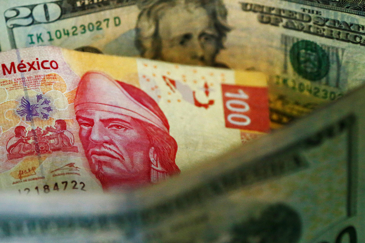 Pesos mexicanos y dólares estadunidenses. (Reuters)