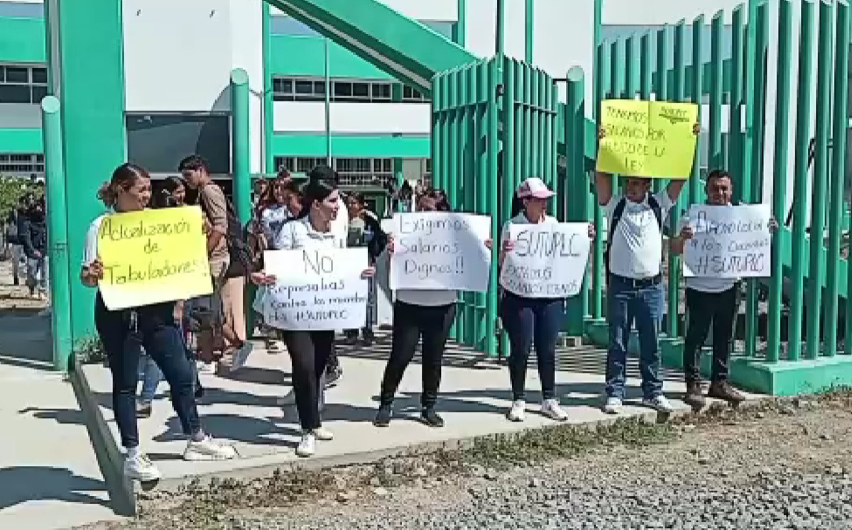 Más de 30 trabajadores portaron pancartas y lanzaron consignas exigiendo una solución | César Cabrera