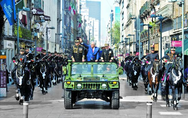 AMLO, flanqueado por titulares de Sedena y de Marina. ESPECIAL