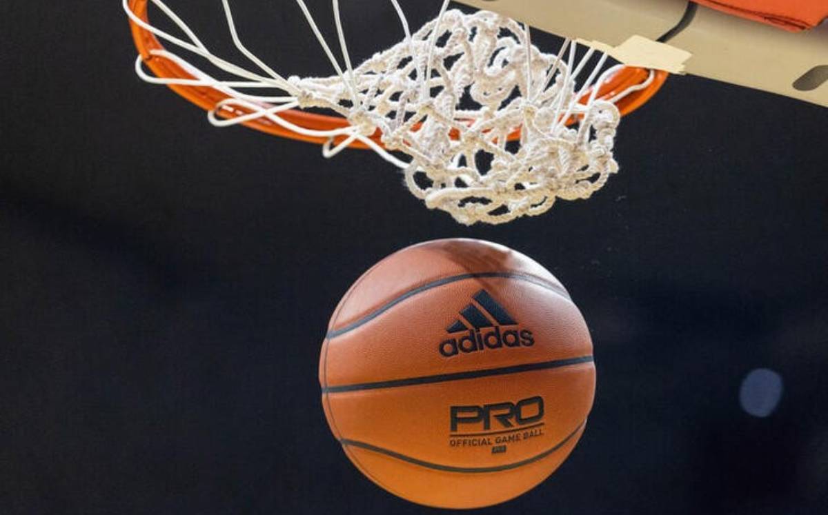Balón de Adidas pasa por aro de baloncesto. Foto: (Reuters)
