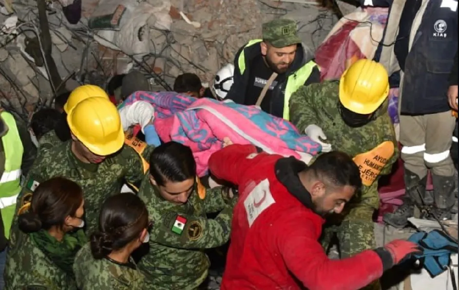 Sedena rescata a mujer de escombros tras sismos en Turquía