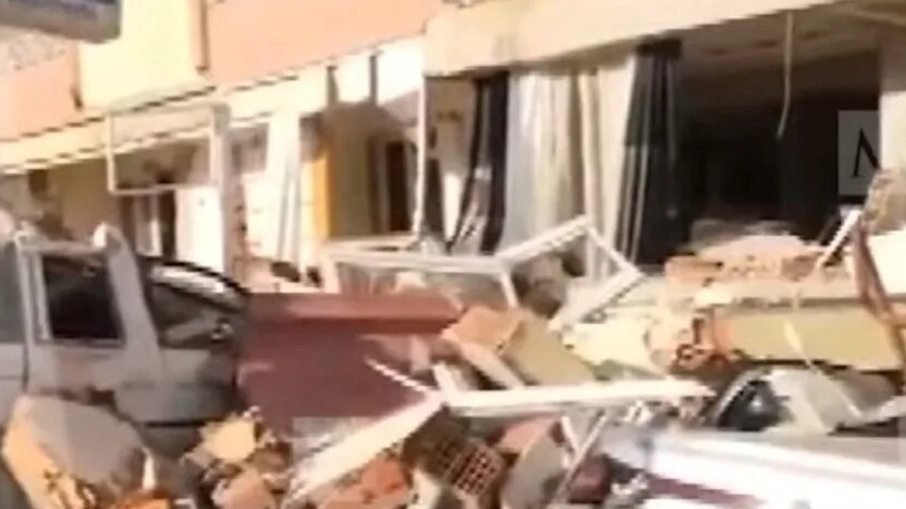 Topos de Tlatelolco buscan a familia bajo escombros de supermercado en Turquía