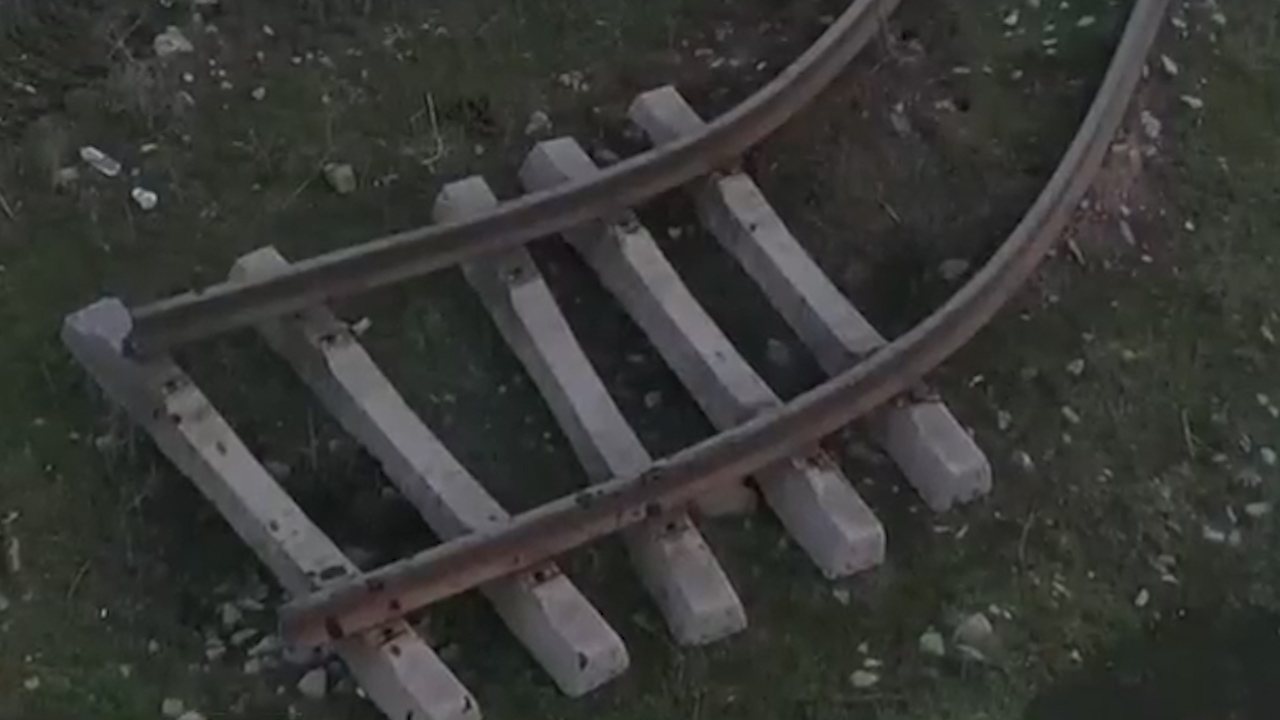 Trenes inhabilitados en Turquía; las vías se doblaron como cables