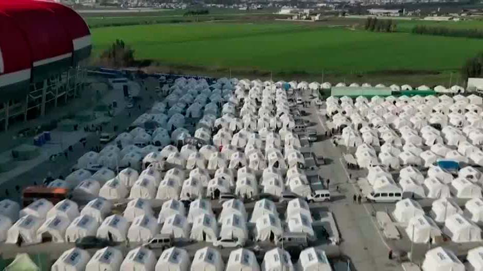 Voluntarios repartieron alimentos a afectados por sismo en Turquía