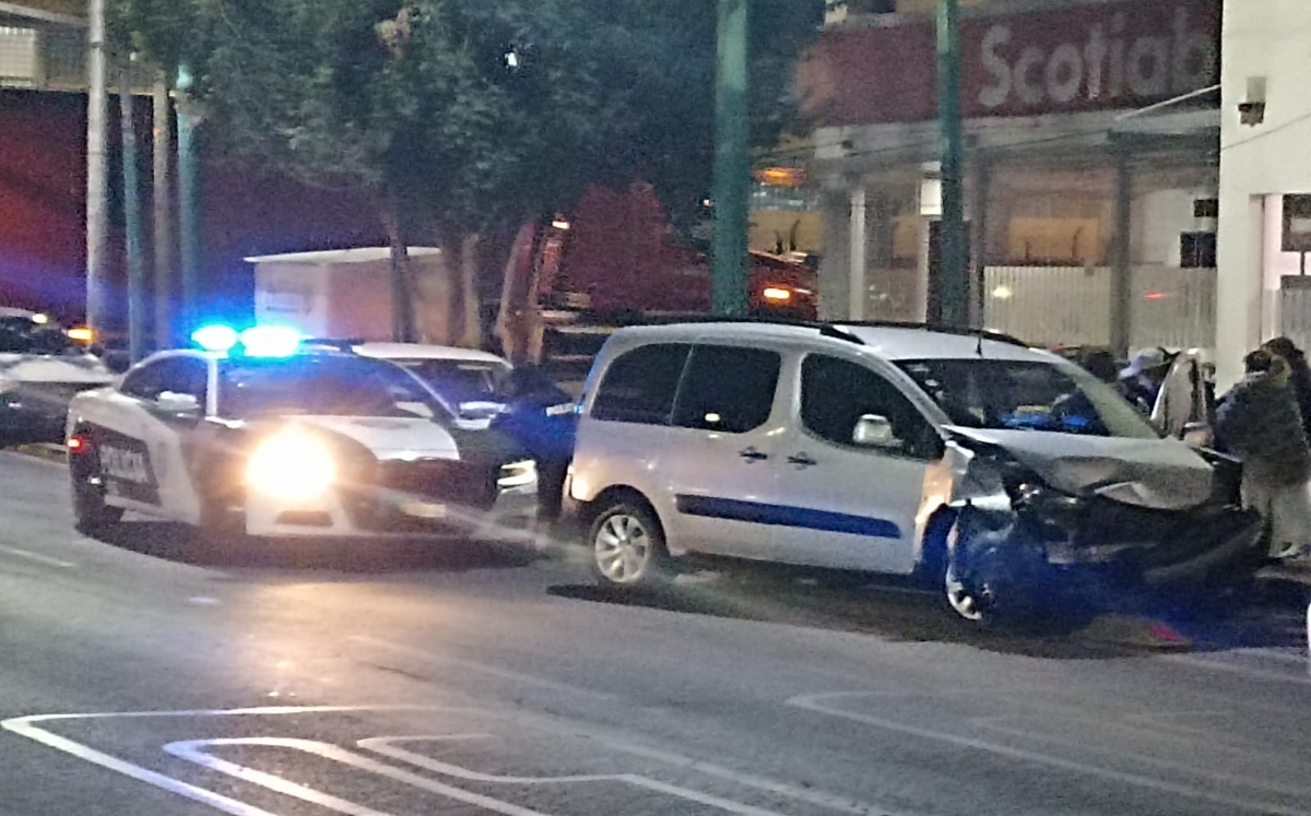 Al lugar del accidente arribó una ambulancia de la alcaldía Gustavo A. Madero para atender a los heridos. / Enrique Luna
