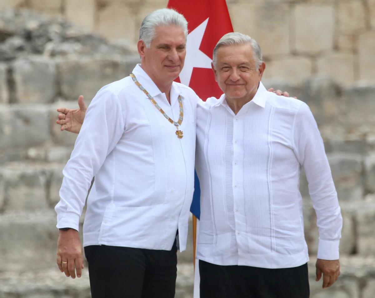 Andrés Manuel López Obrador ,Presidente de México entrega la condecoración de la Orden del Águila Azteca al presidente de Cuba. │ Ariel Ojeda