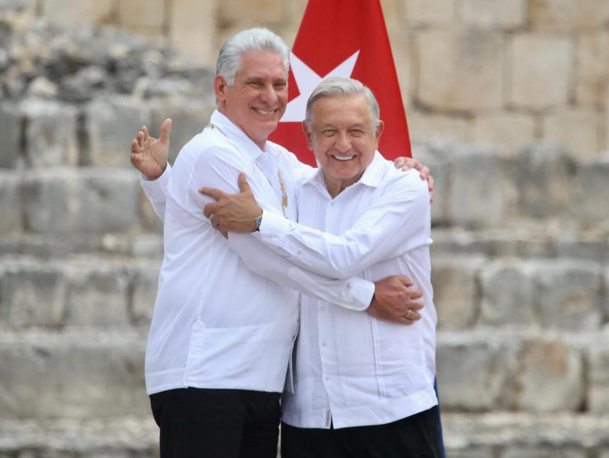 Andrés Manuel López Obrador ,Presidente de México entrega la condecoración de la Orden del Águila Azteca al presidente de Cuba. │ Ariel Ojeda