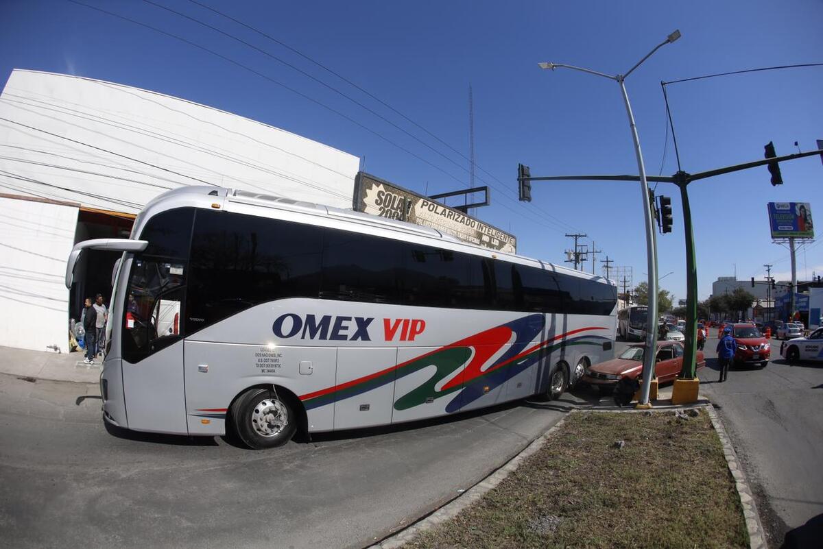 Choca autobús y vehículo en cruce donde iniciaron los trabajo de Línea 6 del Metro | Jorge López