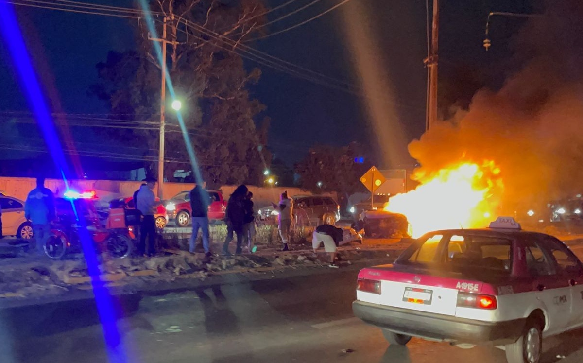 Choca y se incendia vehículo en los Reyes, Edomex
