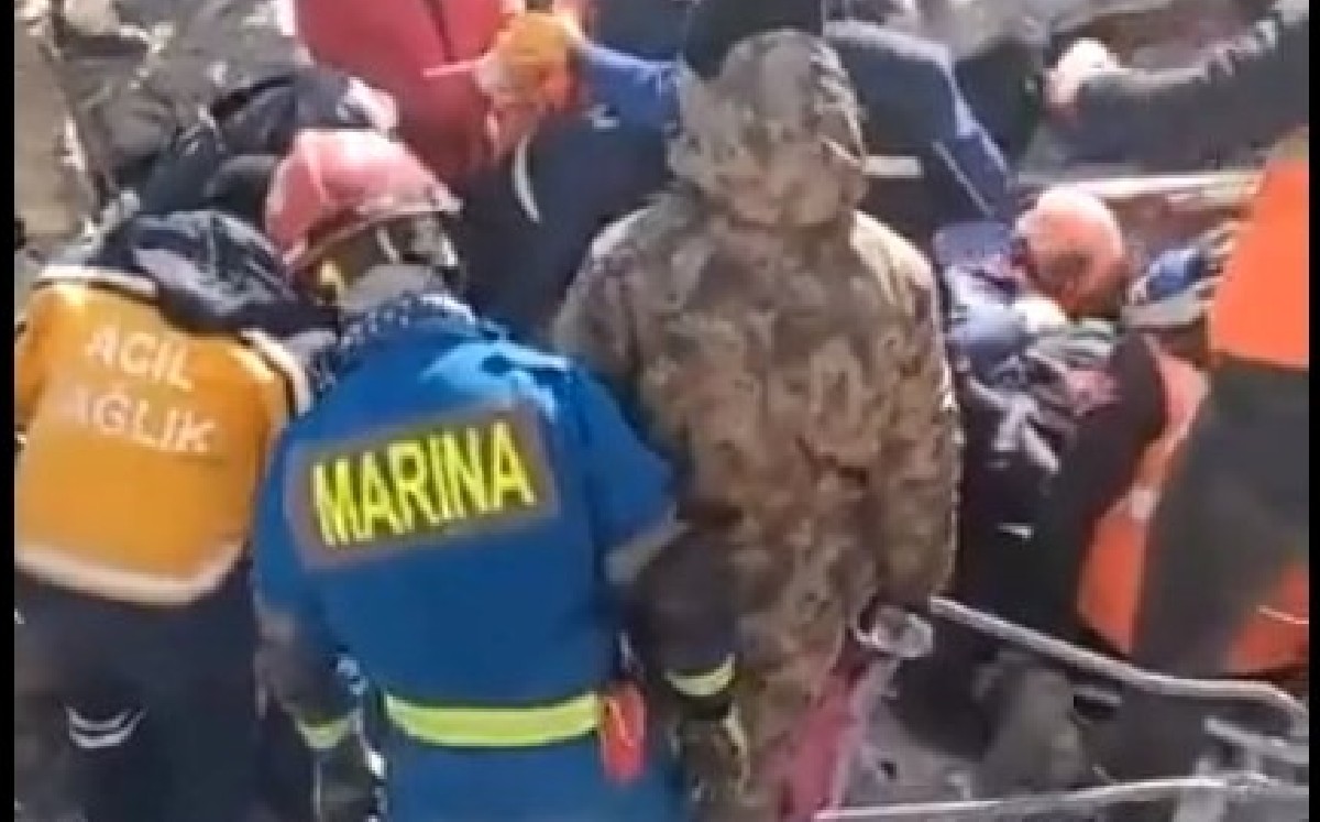 Elementos de la Semar y civiles turcos rescataron a una menor atrapada en escombros. | Twitter @m_ebrard