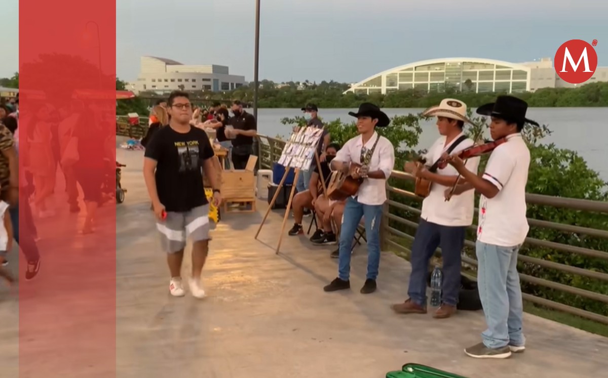 Joven baila danza folclórica en la laguna del Carpintero en Tampico