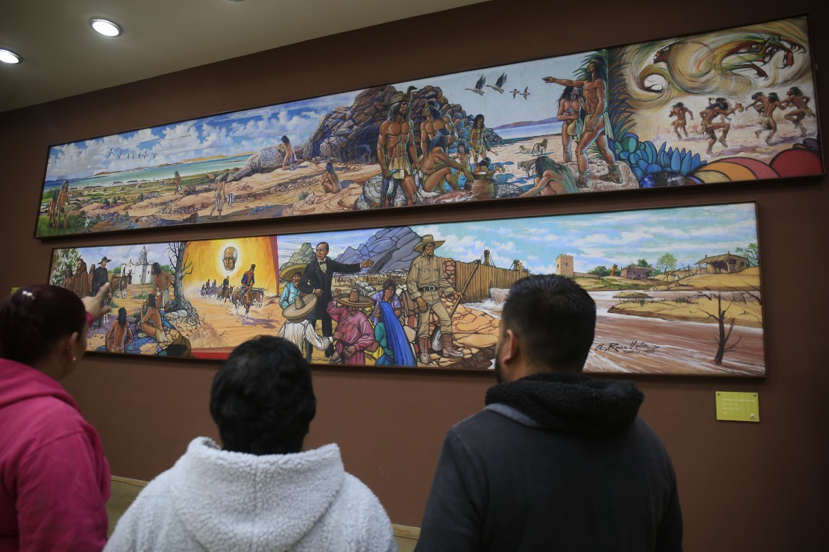Murales restaurados que el artista plástico Alberto Ruiz Vela plasmó en la antigua presidencia municipal de Torreón. | Mauricio Román