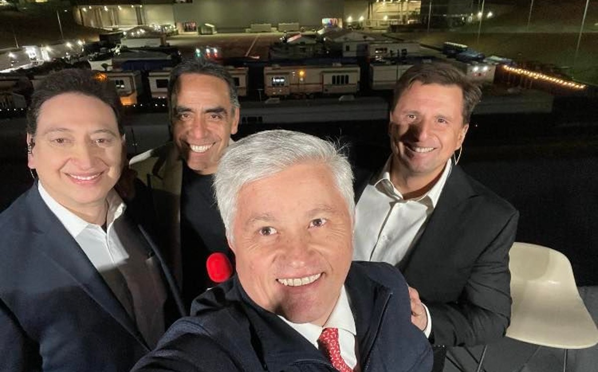 Comentaristas del Super Bowl 2023 bailan "Súbete a mi moto" en épica reunión  (Instagram @quiquegaray_)