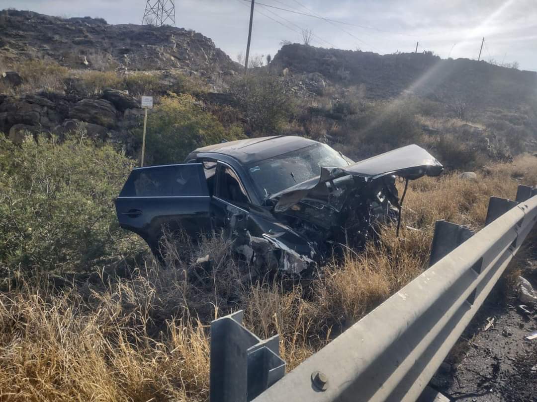 La camioneta quedó totalmente destrozada de la parte frontal. Foto: Especial
