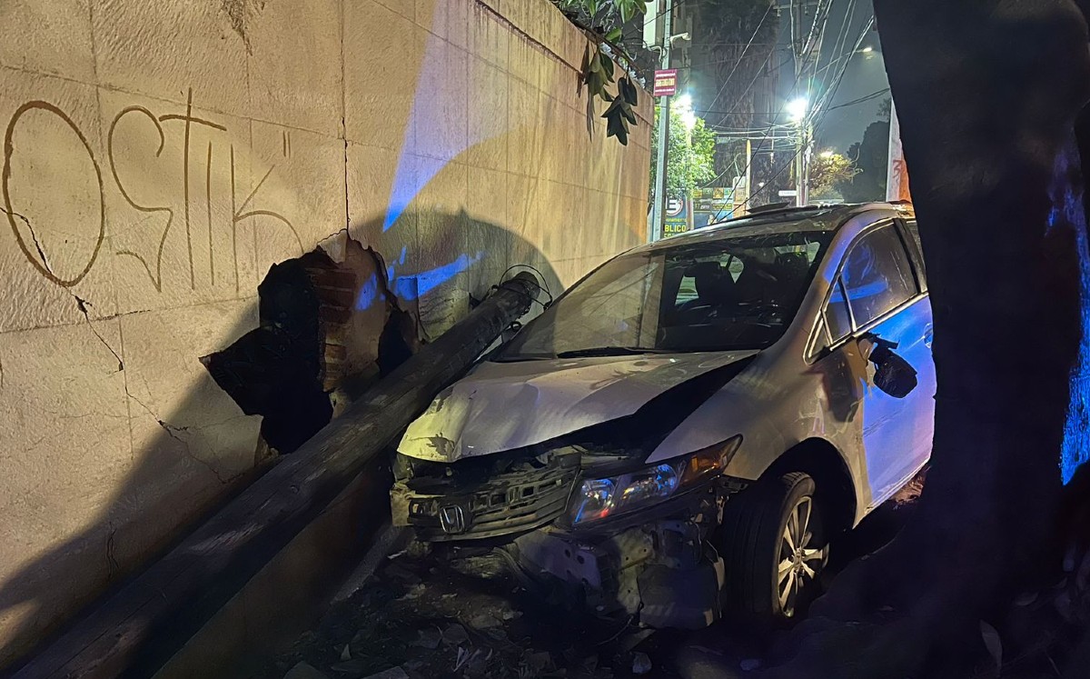 En CdMx conductor particular pierde el control y se impacta con la barda de una vivienda en Iztapalapa | Ramón Ramírez