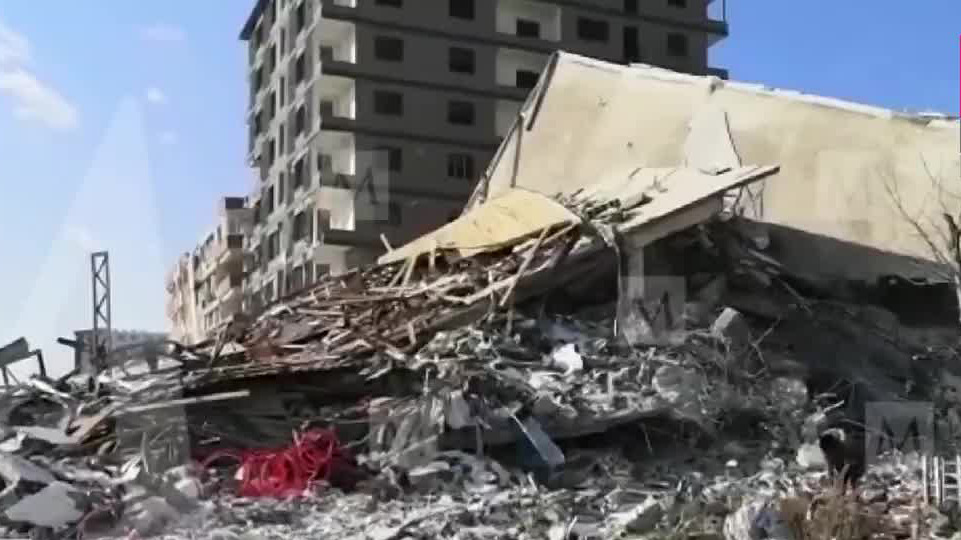 Continúan labores de rescate en Turquía, aún no restablecen servicios en zona de desastre