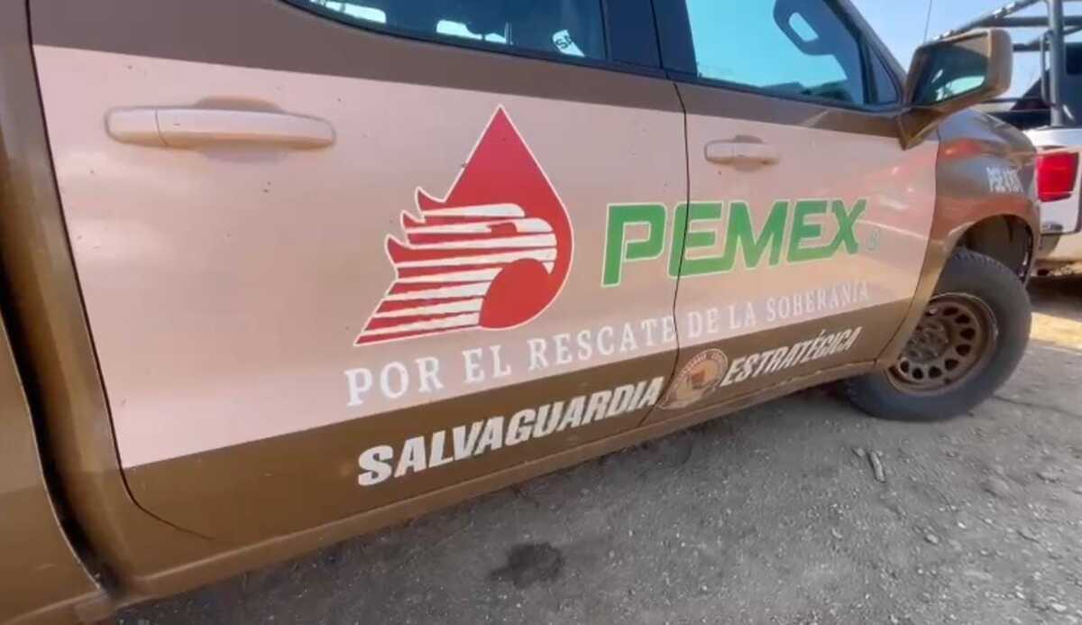 En el lugar de la fuga se encuentran camionentas de Pemex y trabajadores atendiendo el percance. | Especial