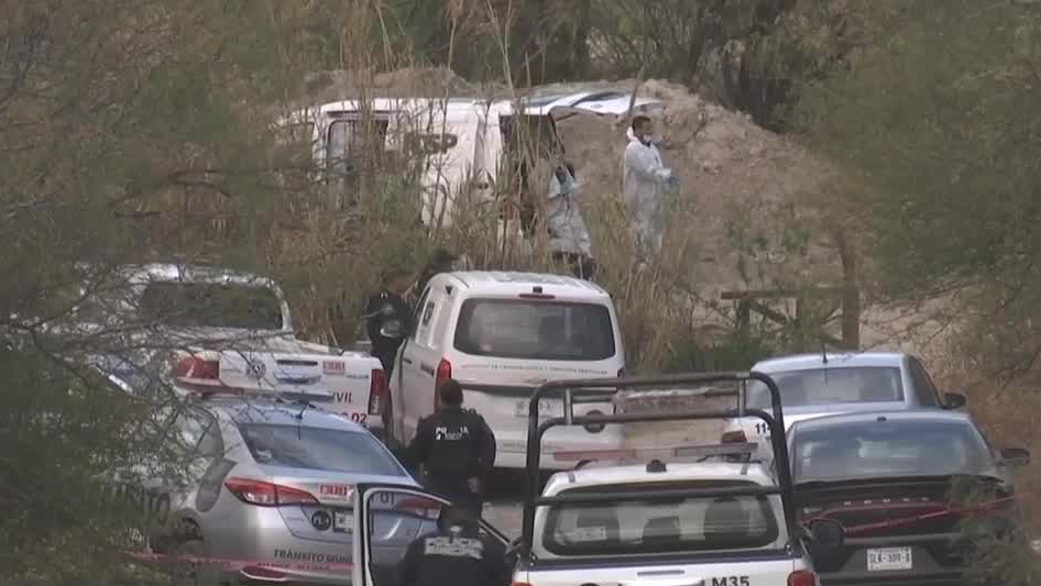 Identifican a 9 de 14 migrantes fallecidos tras una volcadura en NL
