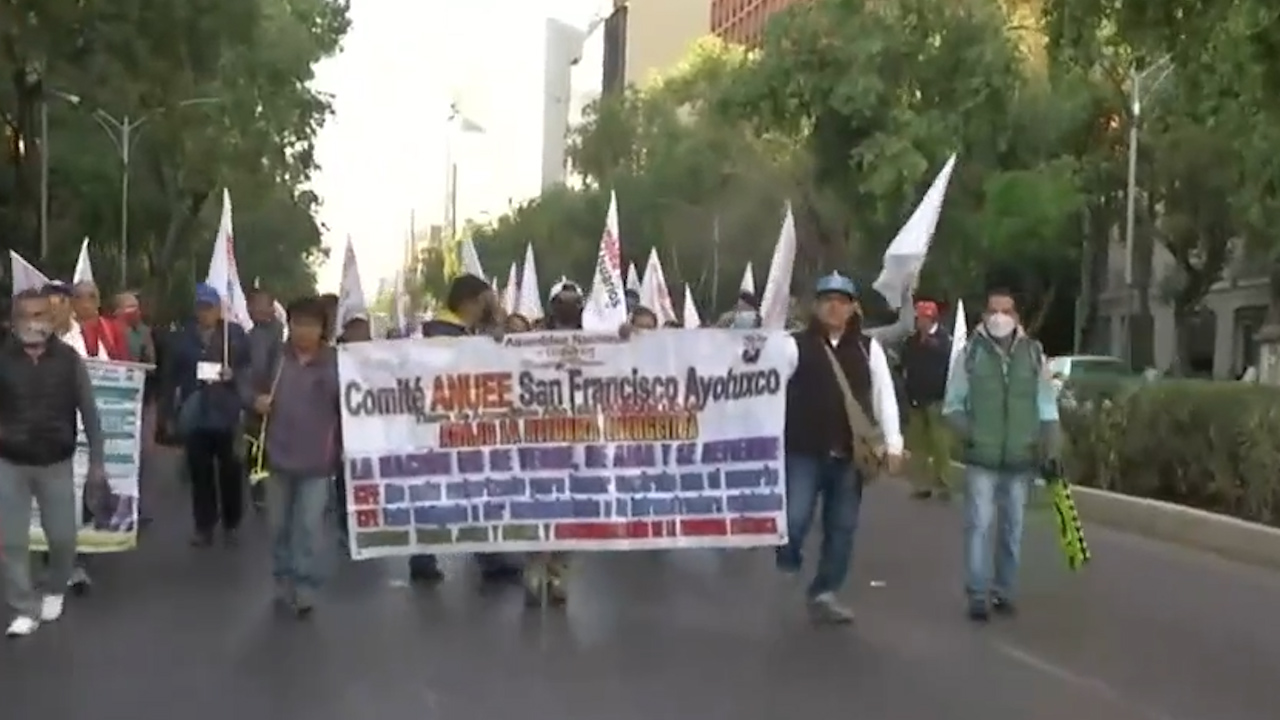 Integrantes del SME y ANUEE marchan sobre Paseo de la Reforma
