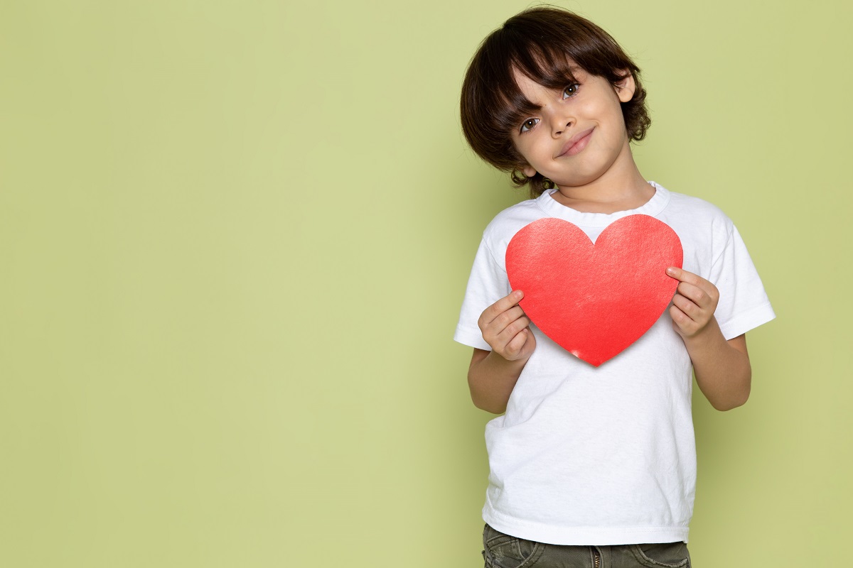 Los niños aprender a amarse a partir del ejemplo de los padres. (freepik.es)