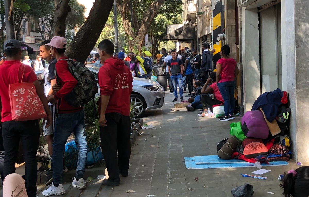 Migrantes esperando fuera de las oficinas de la Comar (Foto: Alan Amaury)