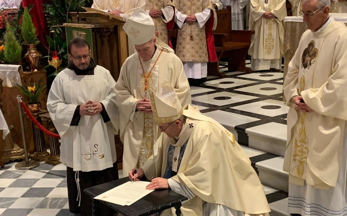Monseñor Francisco Cerro Chaves y el cardenal Carlos Aguilar Retes firman documento de hermanamiento | @architoledo