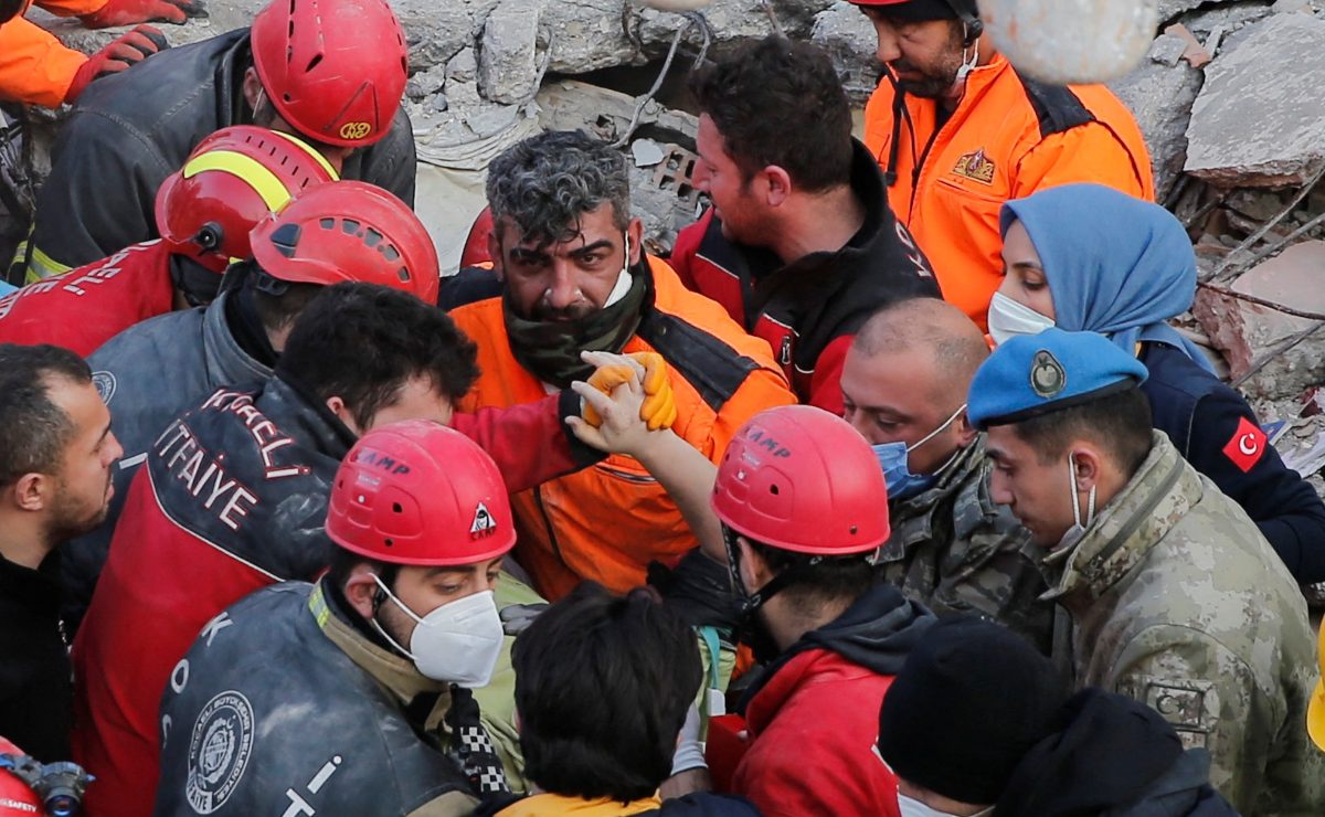 Los rescatistas continúan las labores en Turquía tras el sismo. | Reuters