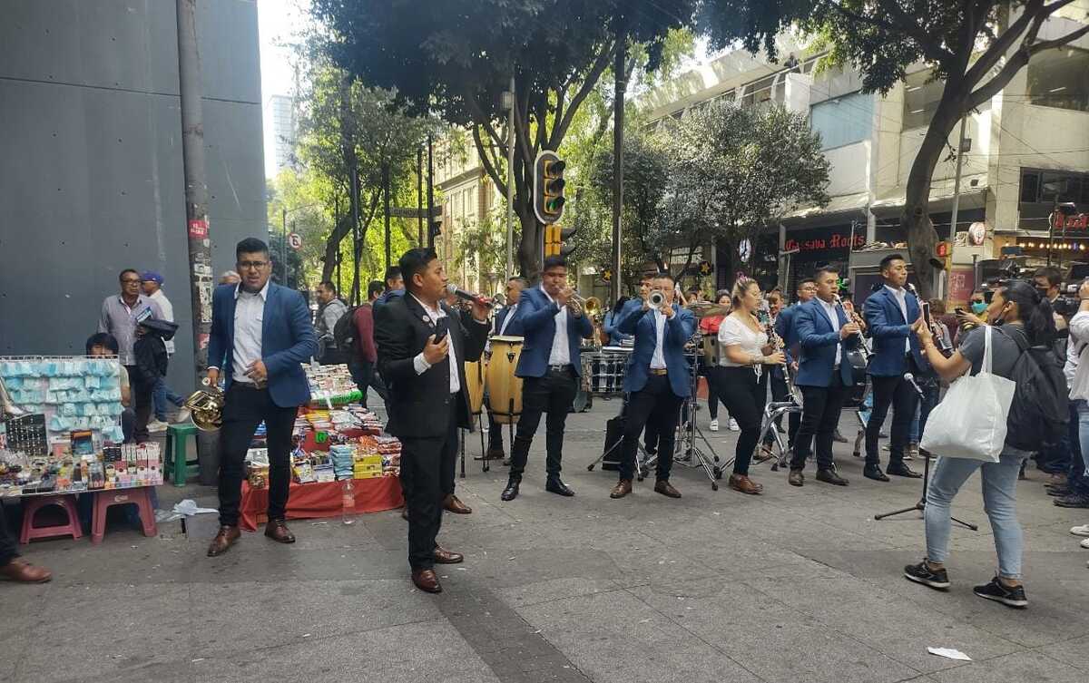 Se armó el 'bailongo' afuera de las instalaciones de la SSC. (Especial)