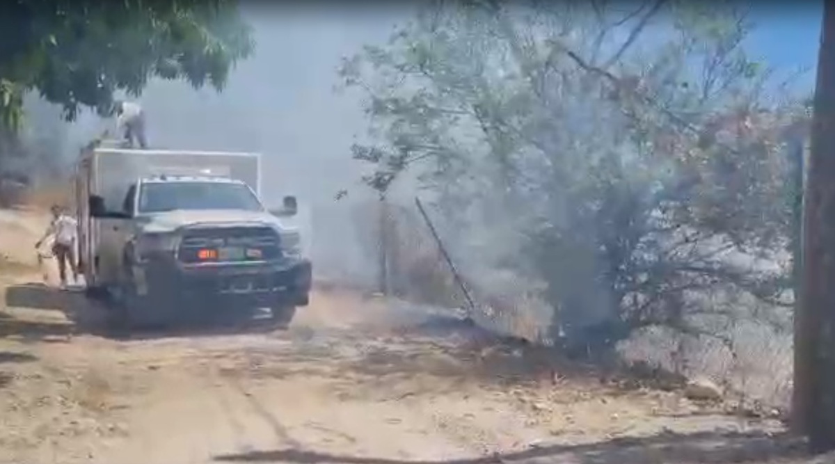 Elementos de Protección Civil trabajan para sofocar los incendios. (Jhonatan González)