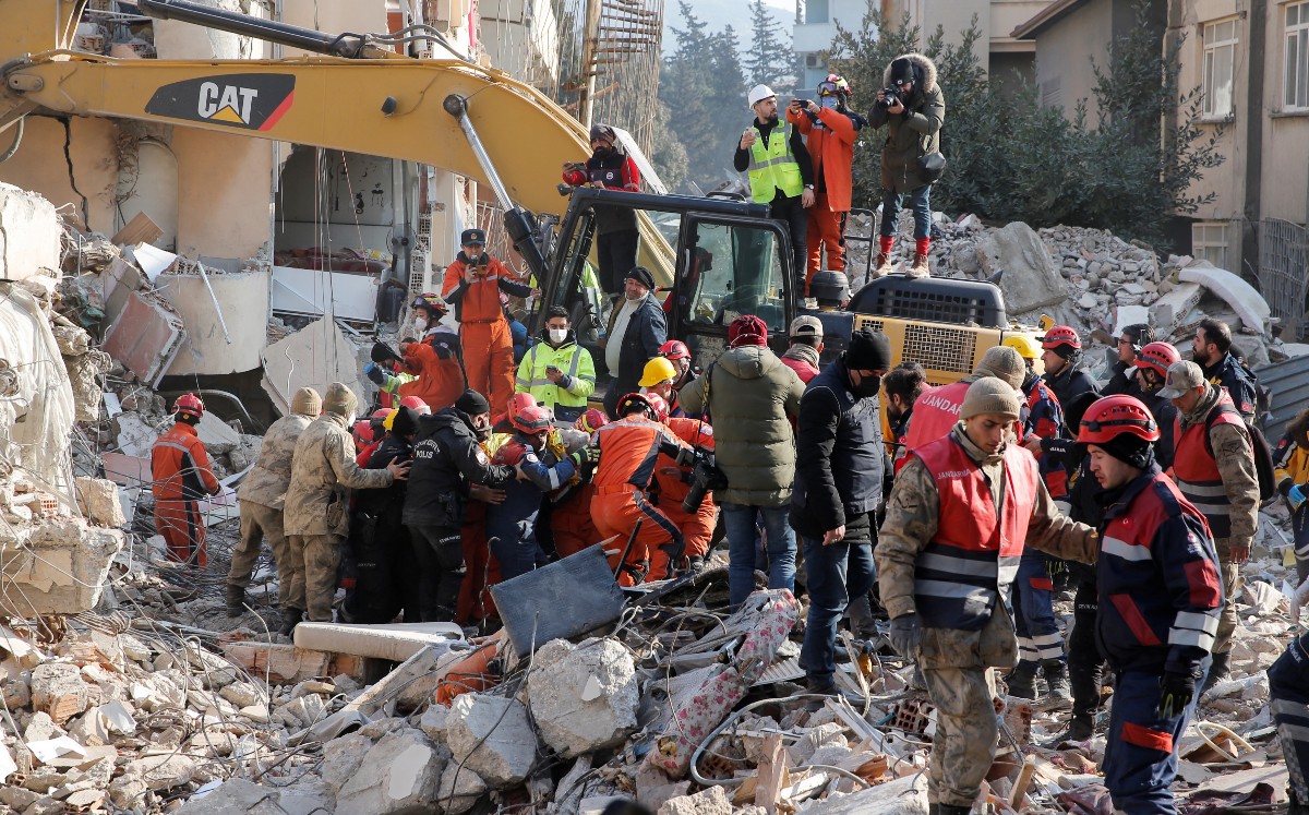 Hombre y niña sirios son rescatados de escombros a ocho días de sismo en Turquía. | Reuters