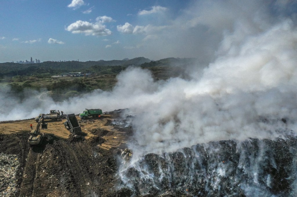 Incendio en basural levanta nube de humo "altamente tóxico" en Panamá | AFP
