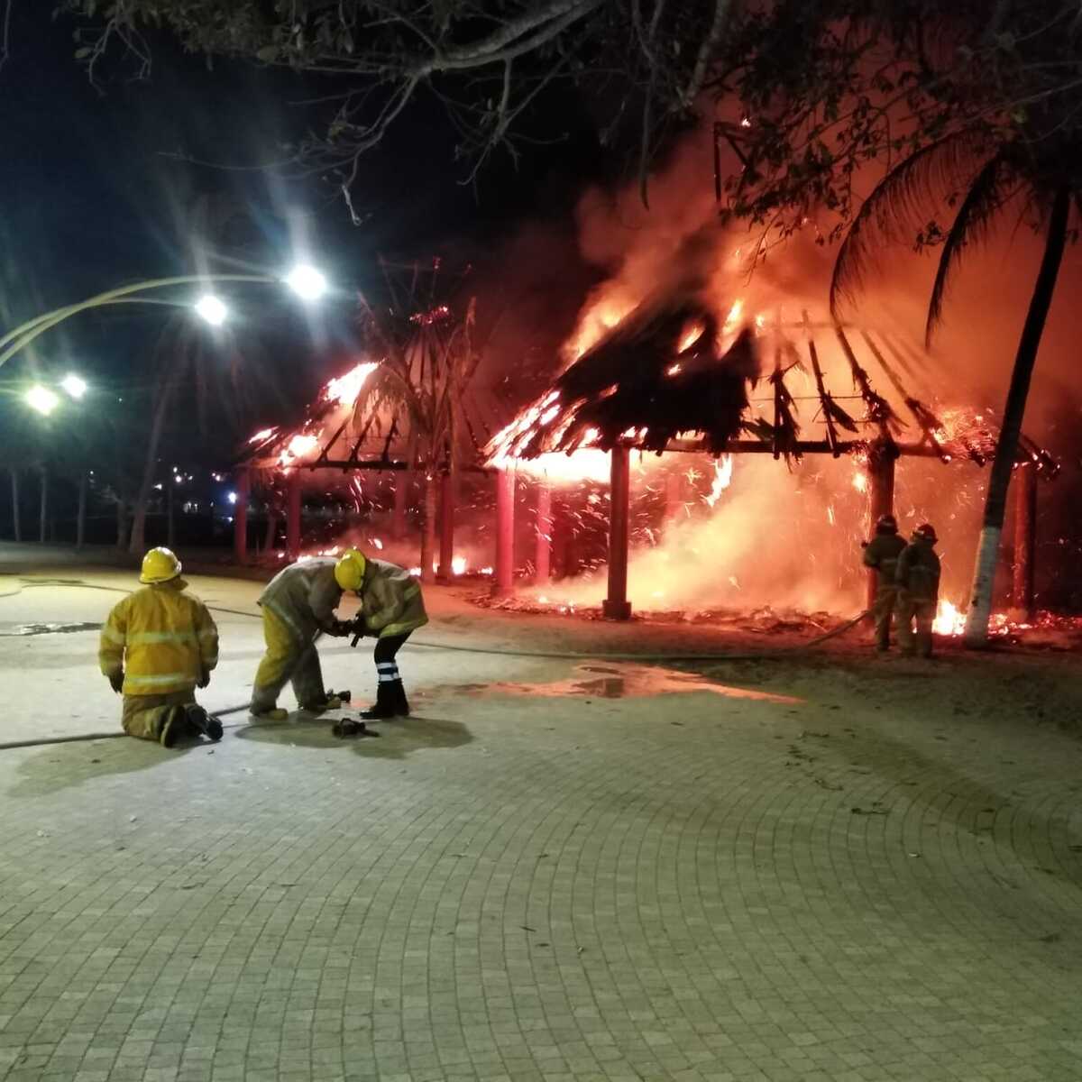 Las dos cabañas que se incendiaron fueron pérdida total. | Especial
