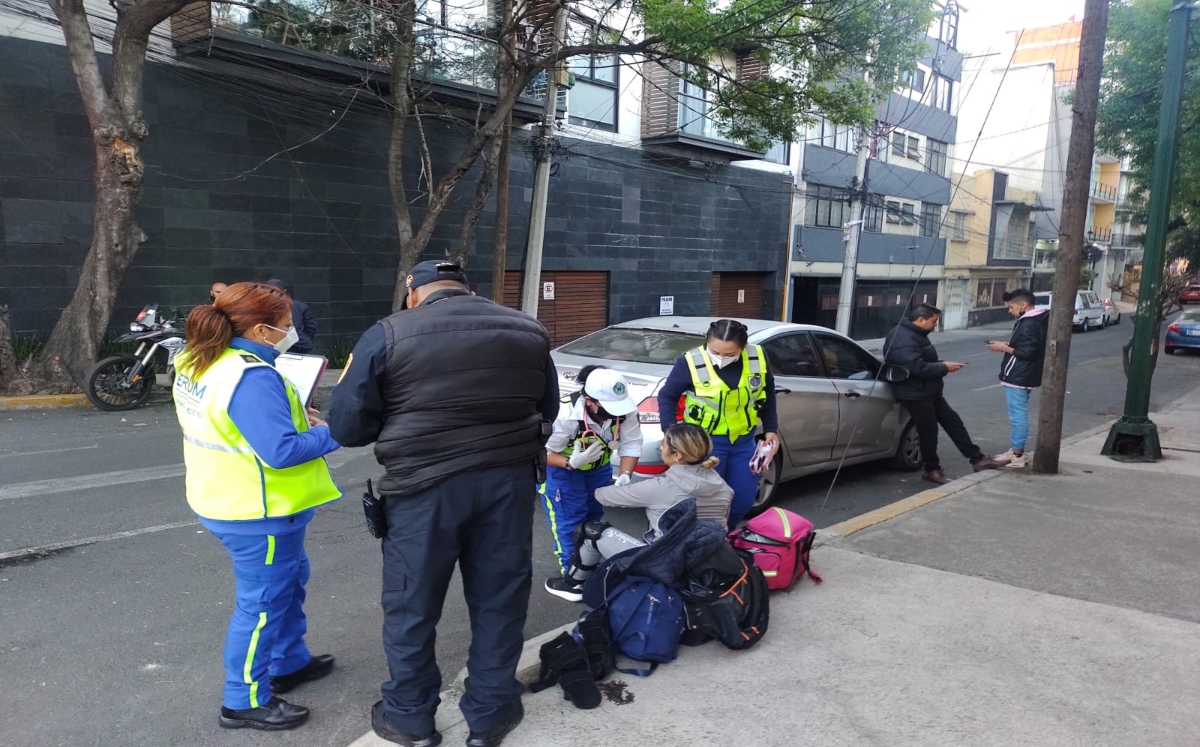 La motociclista al ser diagnosticada con lesiones leves no fue necesario trasladarla a un hospital. / Carlos Tejeda