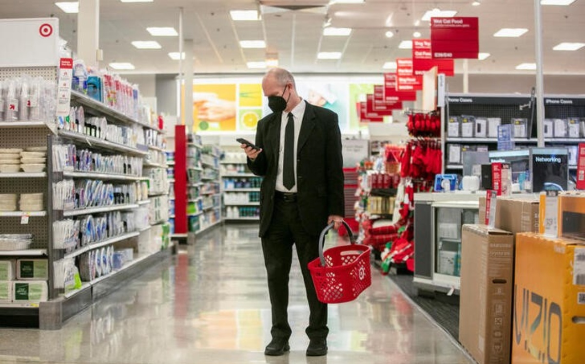 Persona comprando en una tienda en Chicago, EU. Noviembre 2022. Foto: (Reuters)