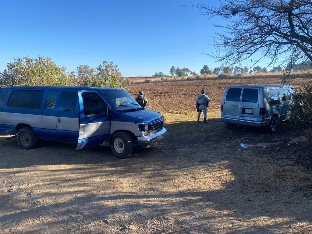 Recuperan combustible almacenado en 30 tambos al interior de un vehículo.