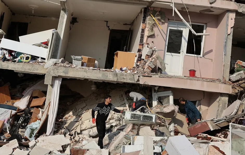 En Turquía, comienzan a retirarse brigadas de rescatistas; Topos aún buscan a un bebé de 6 meses